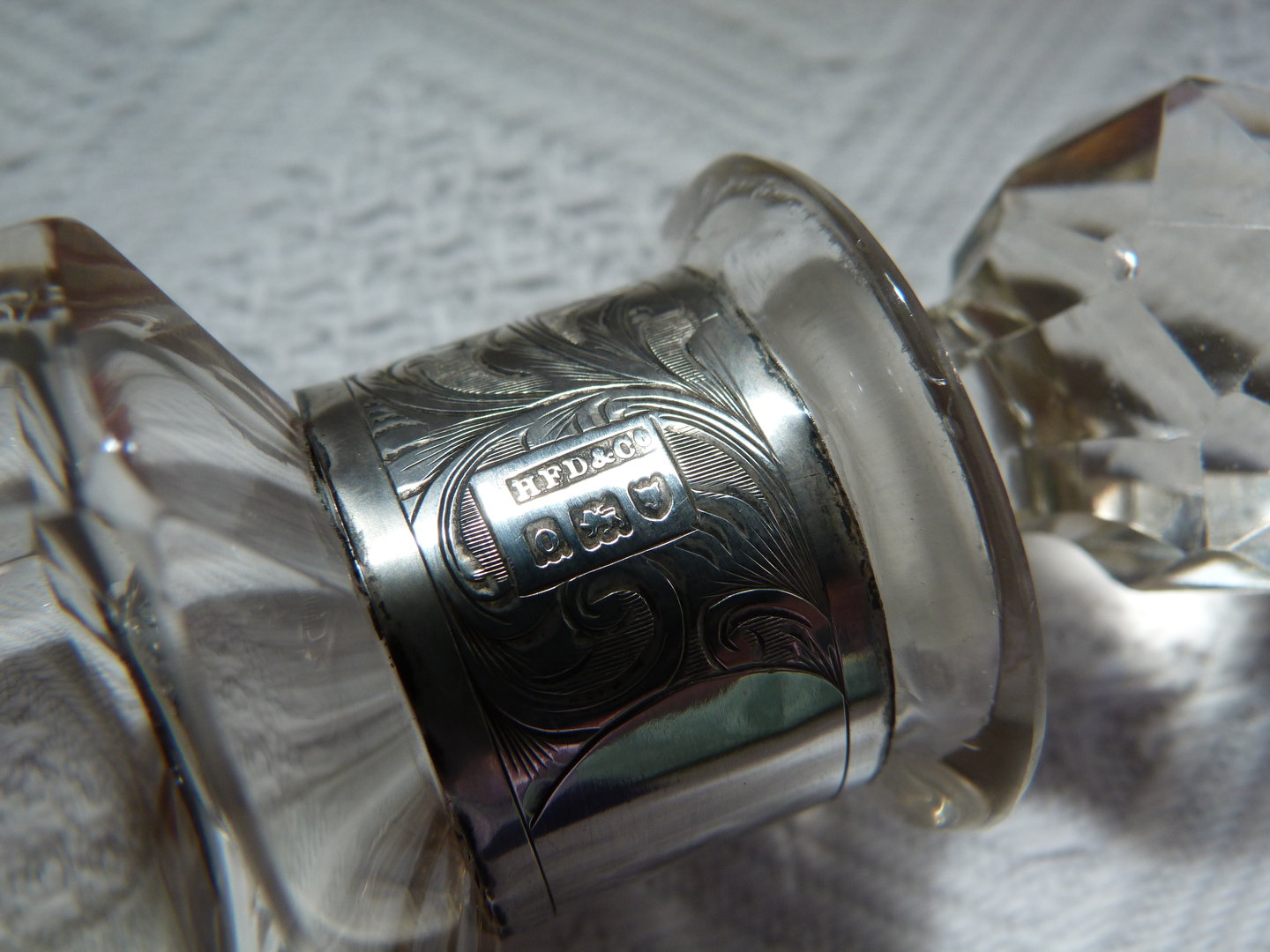 LOVELY ANTIQUE CUT GLASS CRYSTAL PERFUME BOTTLE WITH SOLID SILVER