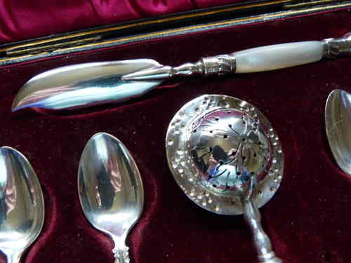 1890'S SHEFFIELD L&W ANTIQUE BOXED SET TEASPOONS,ORNATE TEA STRAINER BUTTER KNIFE & SUGAR TONGS -MOP