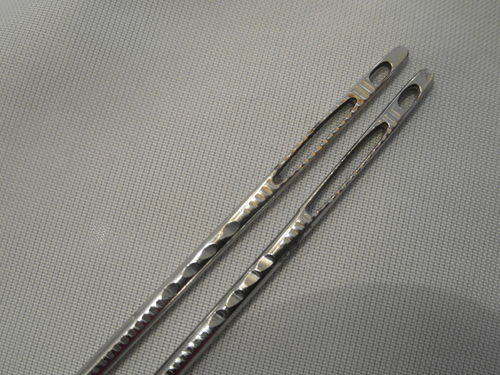 2 LOVELY ANTIQUE SEWING BODKIN NEEDLES NICE DECORATION & 2 HOLES & KNOP END 3.5"  (8.5CM)